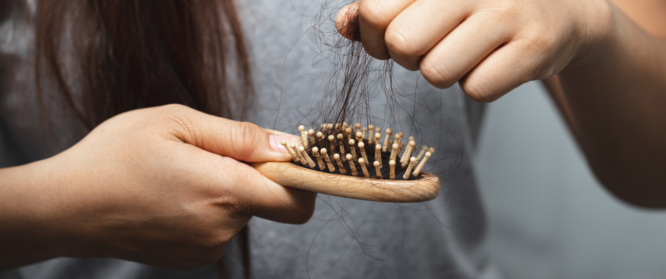 Comment lutter contre la chute de cheveux saisonnière ?
