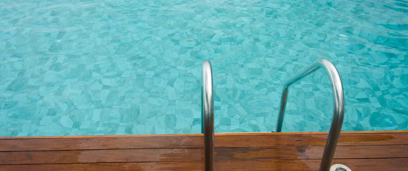 Pourquoi et comment protéger ses cheveux du chlore de la piscine ? 💧